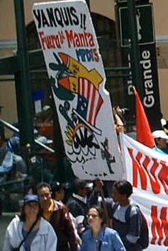 Protest mot Manta-basen i Ecuador.