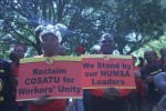 NUMSA-medlemmer foran kontorene til COSATU 8. april 2014 krever at eksklusjonen blir omgjort. NUMSA kjemper nå for å bygge en ny landsorganisasjon. Foto © NUMSA numsa.za.org