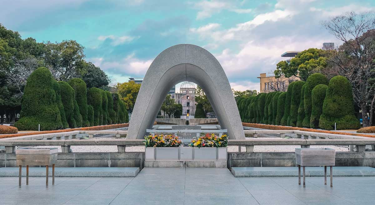 Fredsmonumentet i Hiroshima, Japan. Foto: <a href="https://unsplash.com/@skaterlunatic?utm_content=creditCopyText&utm_medium=referral&utm_source=unsplash">Skaterlunatic</a> fra <a href="https://unsplash.com/photos/a-large-monument-with-benches-in-front-of-it-WJSg2eT8000?utm_content=creditCopyText&utm_medium=referral&utm_source=unsplash">Unsplash</a>   