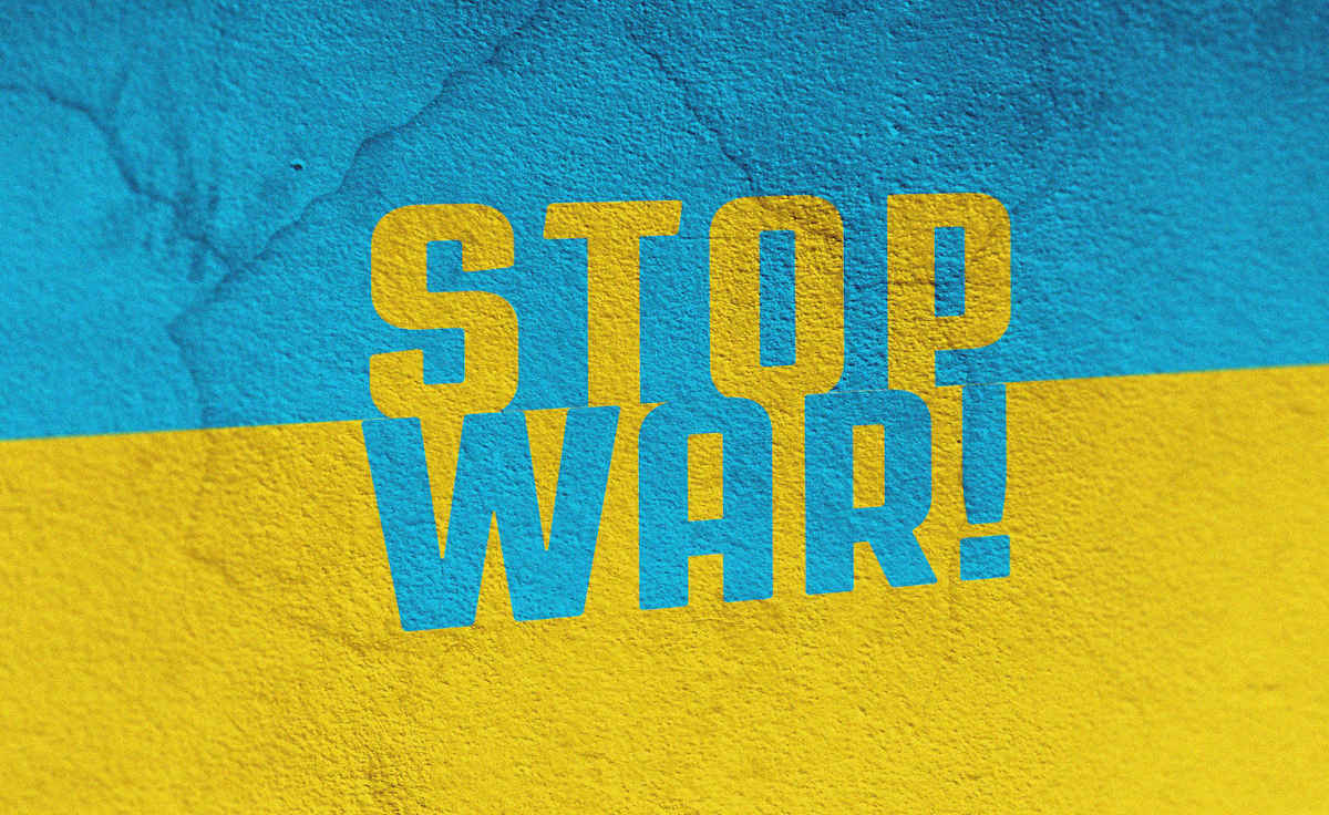 Illustrasjon ved <a href="https://unsplash.com/@jxk?utm_content=creditCopyText&utm_medium=referral&utm_source=unsplash">Jan Kopřiva</a> på <a href="https://unsplash.com/photos/a-blue-and-yellow-wall-with-the-words-stop-war-painted-on-it-JvjnMof5KAQ?utm_content=creditCopyText&utm_medium=referral&utm_source=unsplash">Unsplash</a>   