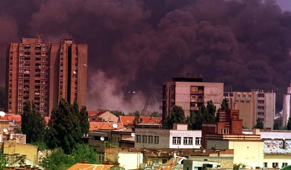 Den jugoslaviske byen Novi Sad i flammer etter NATO-angrep. CC BY-SA Darko Dezet