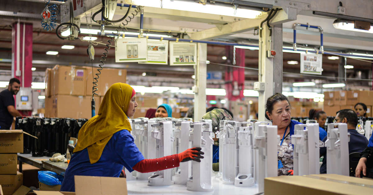 Kvinner over hele verden jobber i produksjon og i frontlinja. Illustrasjonsfoto: Remy Gieling, Unsplash