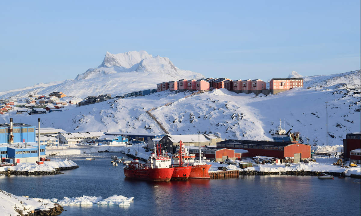 Sermitsiaq-fjellet sett fra Nuuk Greenland. Foto: Ken Mathiasen, Unsplash.