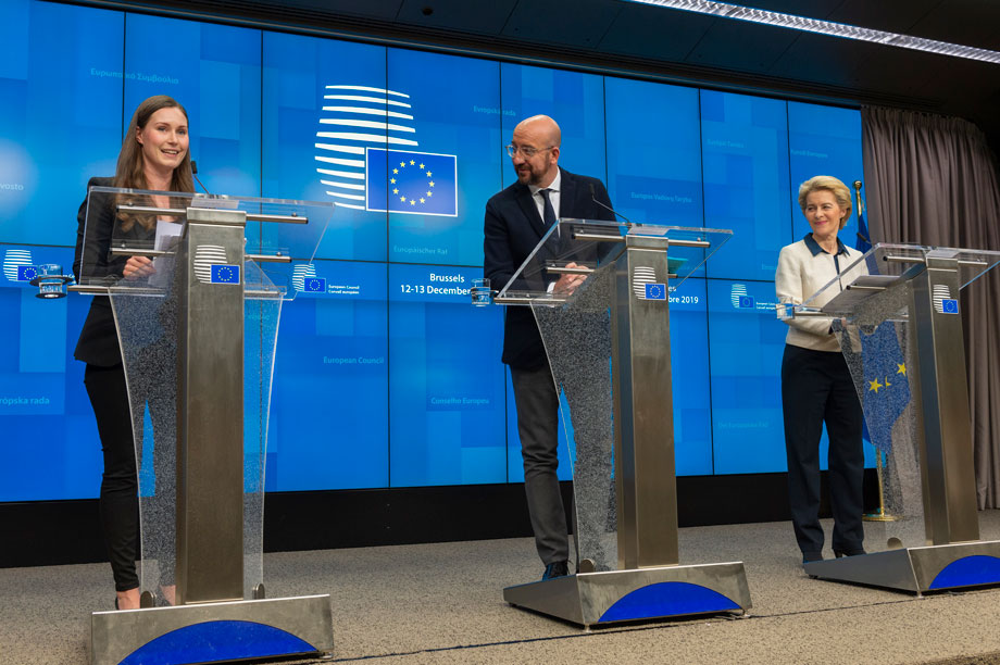 Fra venstre: Sanna MARIN, statsminister i Finland; Charles MICHEL, president for Det eeuopeiske råd; Ursula VON DER LEYEN, president for EU-kommisjonen.. © Den europeiske union.