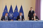 Tusk, Stoltenberg og Juncker signerer felleserklæringa som skal gi det strategiske partnerskapet «ny substans» i Warszawa 8. juli 2016.