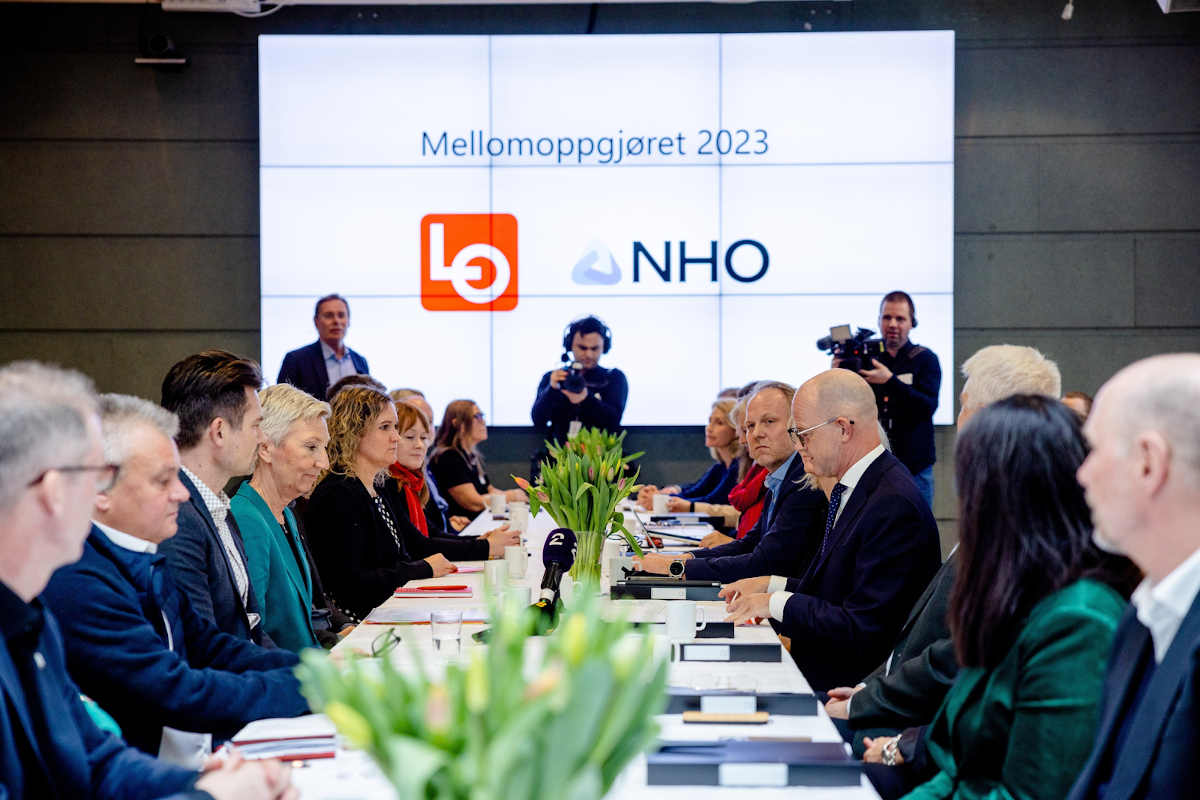 LO og NHO under overrekkelsen av krav under lønnsoppgjøret 2023. Foto: LO Norge mediebank / Tormod Ytrehus