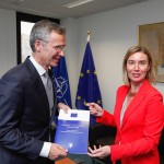 Federica Mogherini overrekker EUs globale strategiplan til NATOs Jens Stoltenberg. Smilene og samarbeidserklæringene dekker over motstridende interesser på flere områder. CC-BY-NC Foto: European External Action Service 