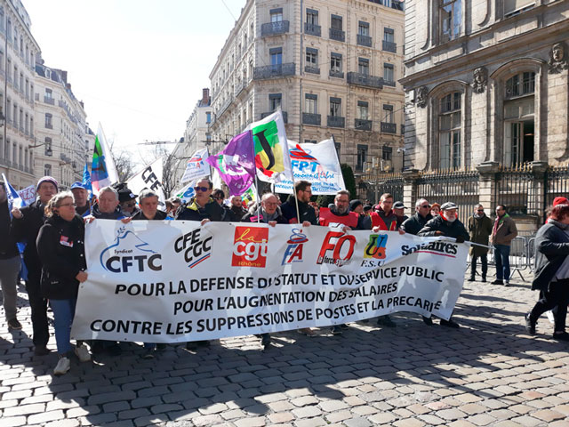 Franske offentlig ansatte og lokførere protesterer. Rundt 15.000 tok til gatene i Lyon 22. mars. Foto: PCOF