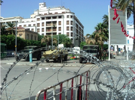 De militære er igjen på plass i gatene i Tunis. Bildet er fra 2015.