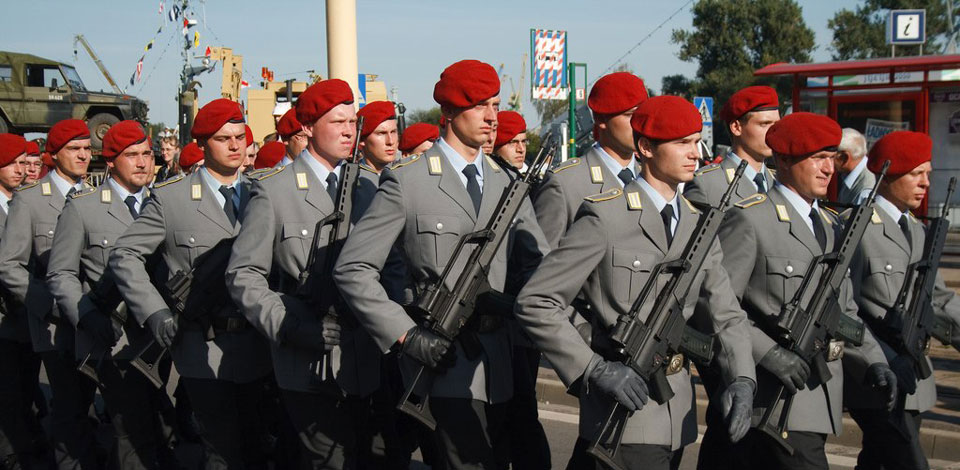 Tyske soldater paraderer i Szczecin, Polen, 2009. Bilde fra wikimedia commons.