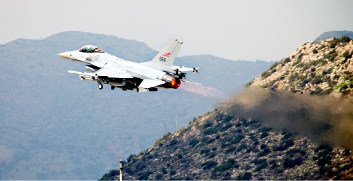 To norske F-16 jagerfly droppet fredag 25.03.11 bomber over Libya under Operation Odyssey Dawn. Her har akkurat flyene kommet inn til den norske basen på Souda Air Base på Kreta etter endt tokt. Foto: Forsvarets mediesenter / Lars Magne Hovtun, Forsvaret.