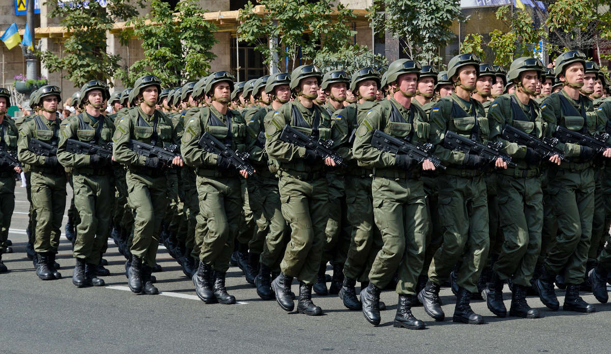 Ukrainske soldater marsjerer. Foto: Oleg Mityukhin, Pixabay