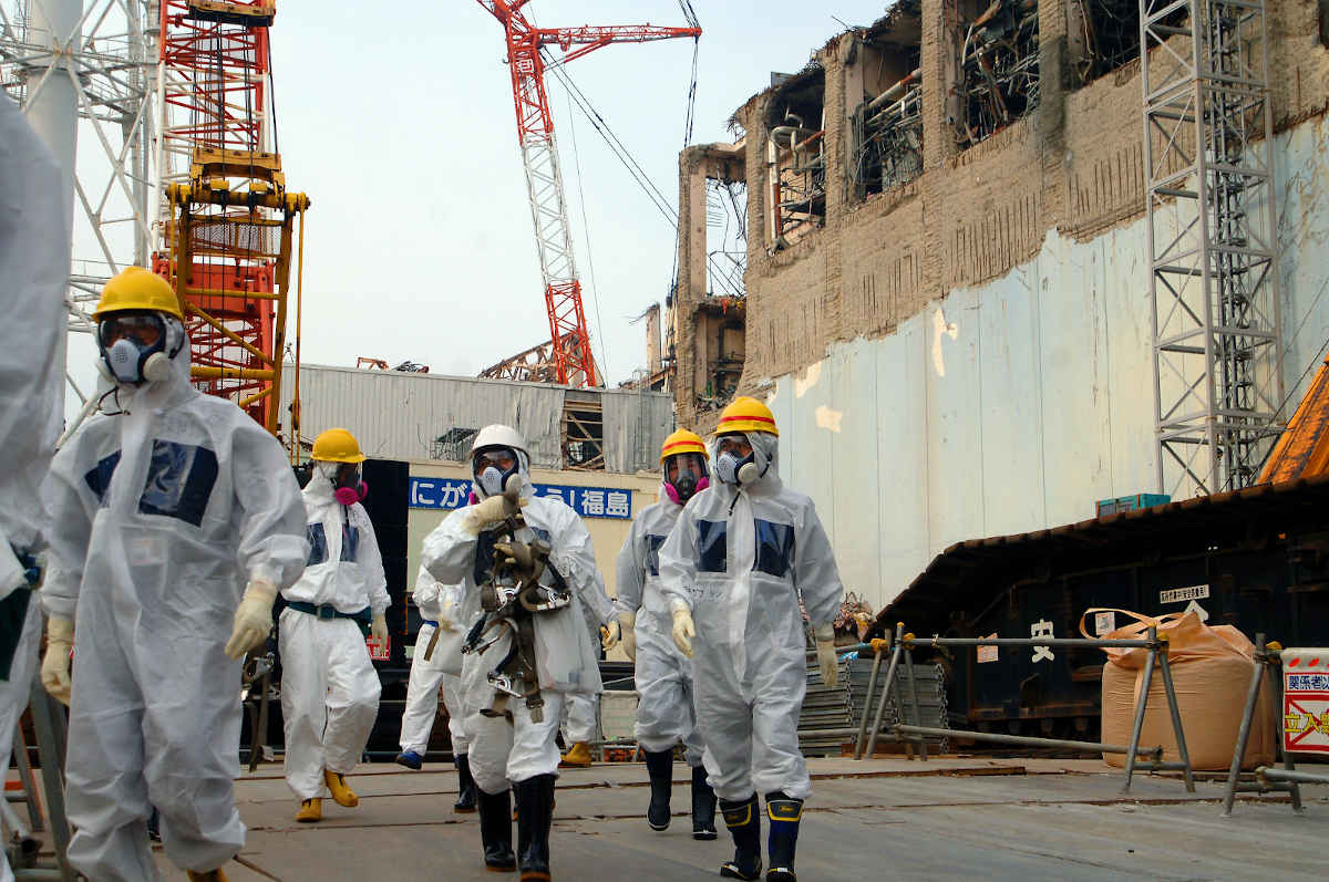   Eksperter fra IAEA forlater Enhet 4 på TEPCO's Fukushima Daiichi kjernekraftstasjon 17. april 2013 som ledd i å vurdere Japans planer om å stenge ned anlegget. Foto: Greg Webb / IAEA